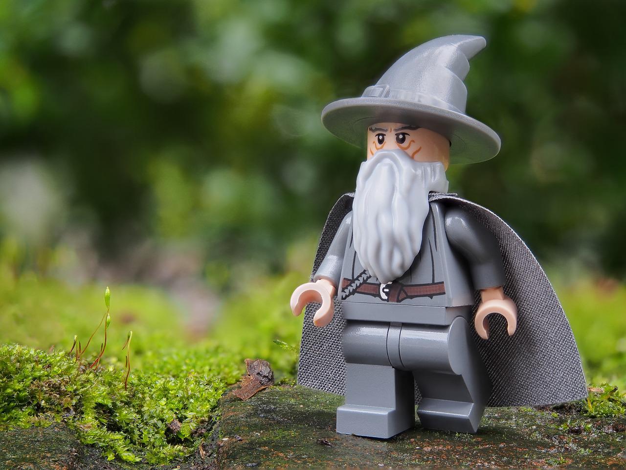 Figurka Gandalfa z Władcy pierścieni stojąca wśród trawy