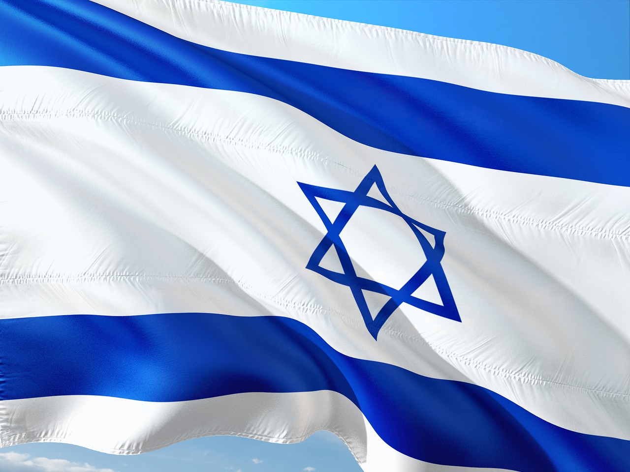 Flaga narodowa Izraela powiewająca na wietrze