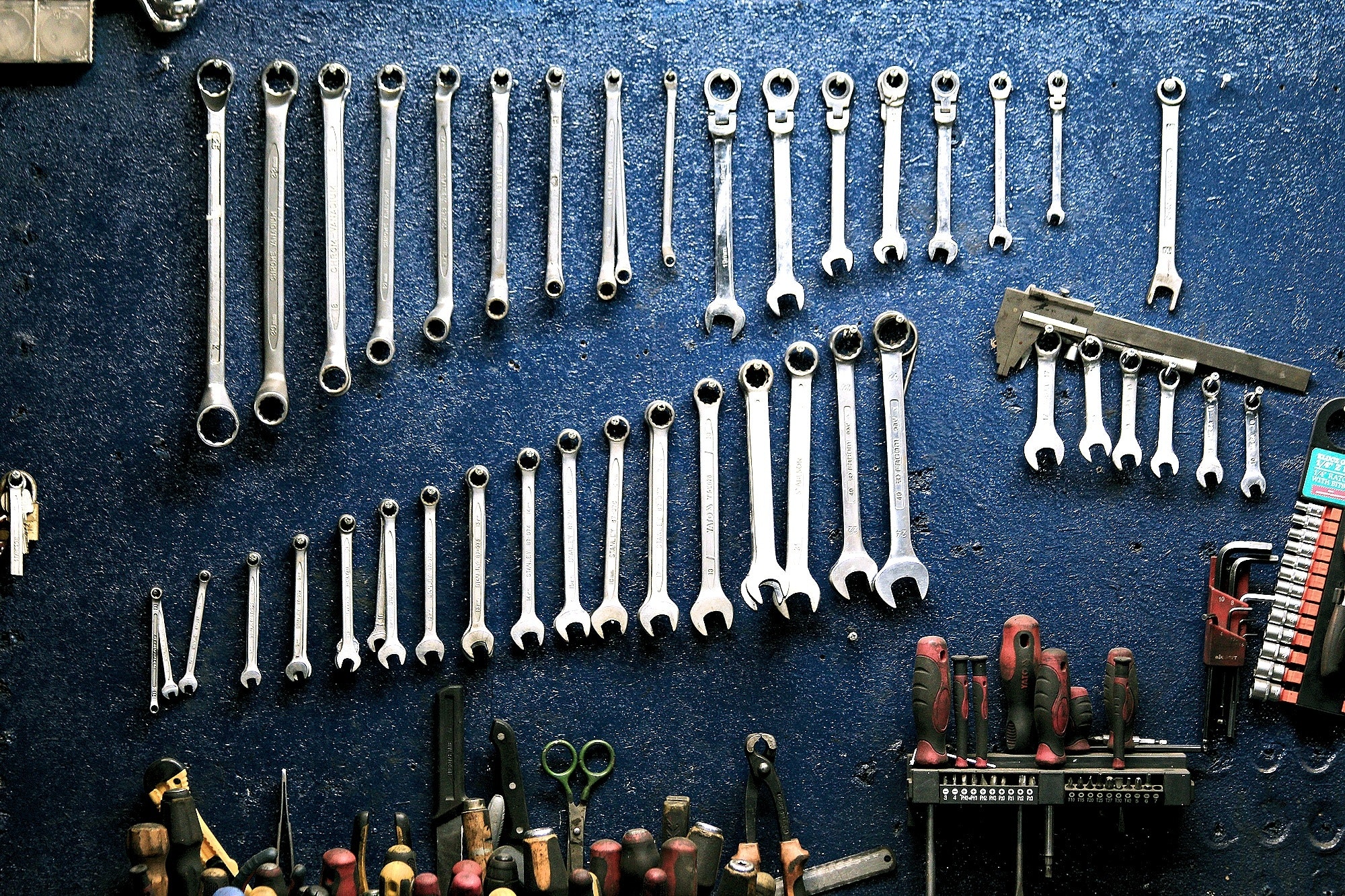 Równo poukładane narzędzia w garażu