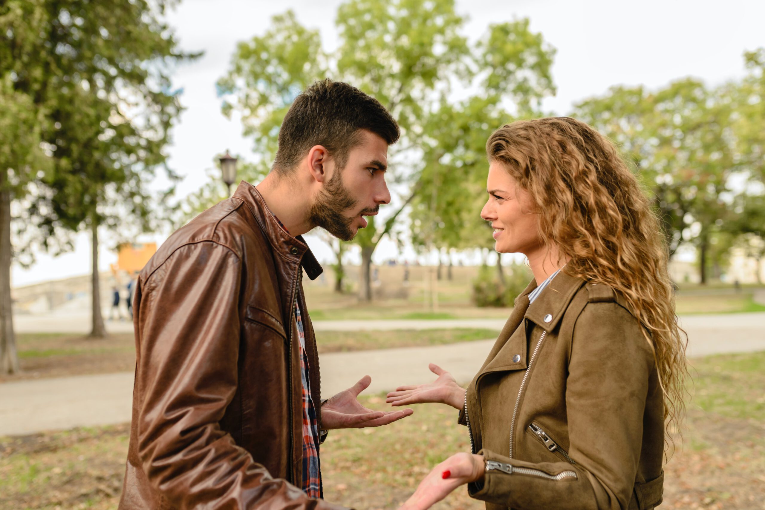 Kłótnia między kobietą a mężczyzną w parku