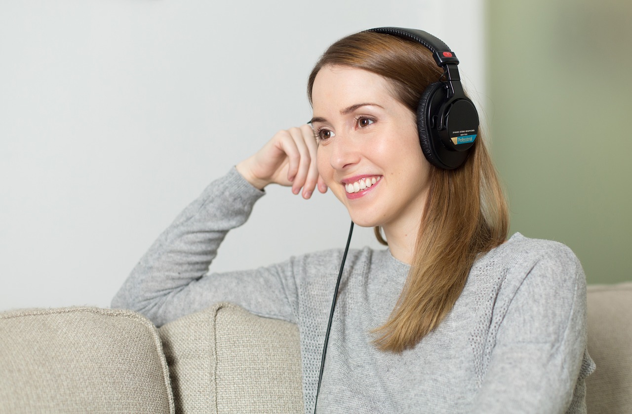 Kobieta słuchająca muzyki na słuchawkach